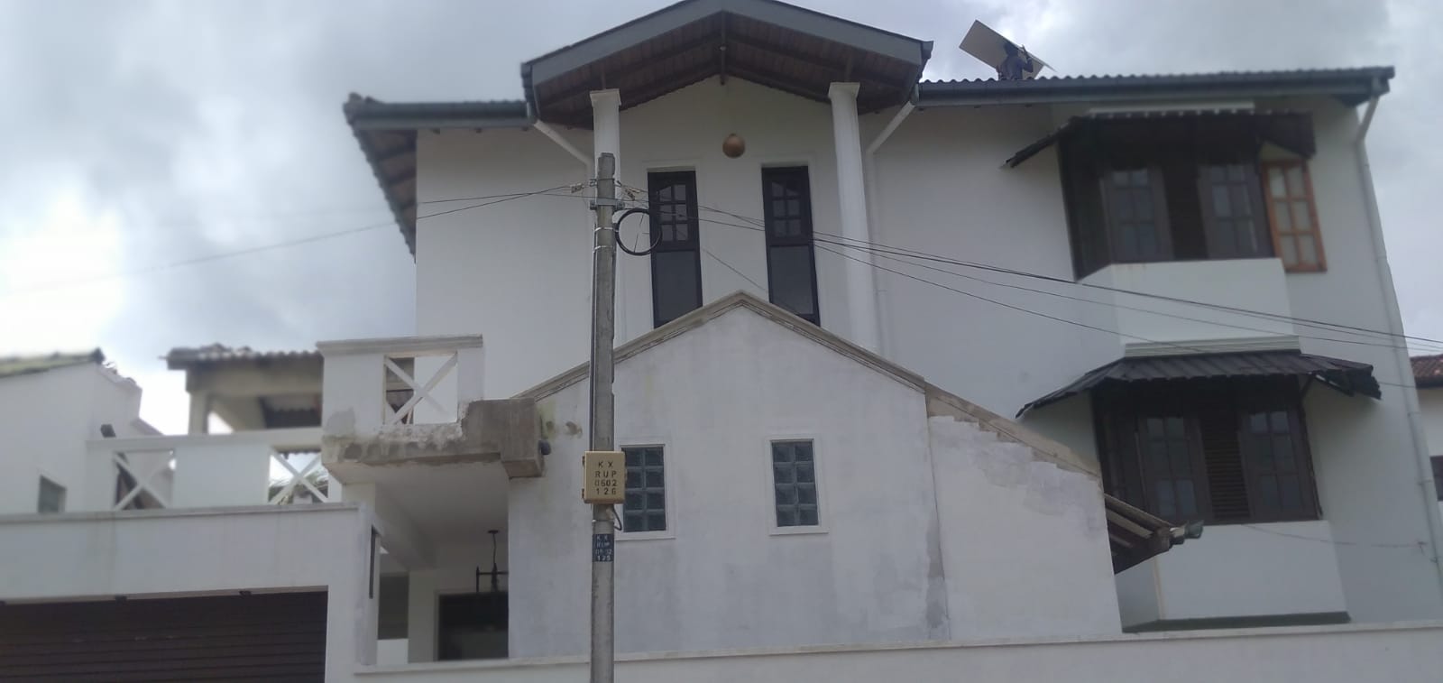 Main road facing House for rent in Robert Gunawardhena Mawatha, Battaramulla.