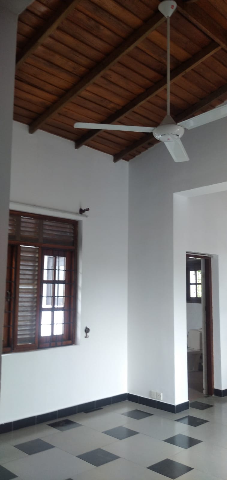 Main road facing House for rent in Robert Gunawardhena Mawatha, Battaramulla.