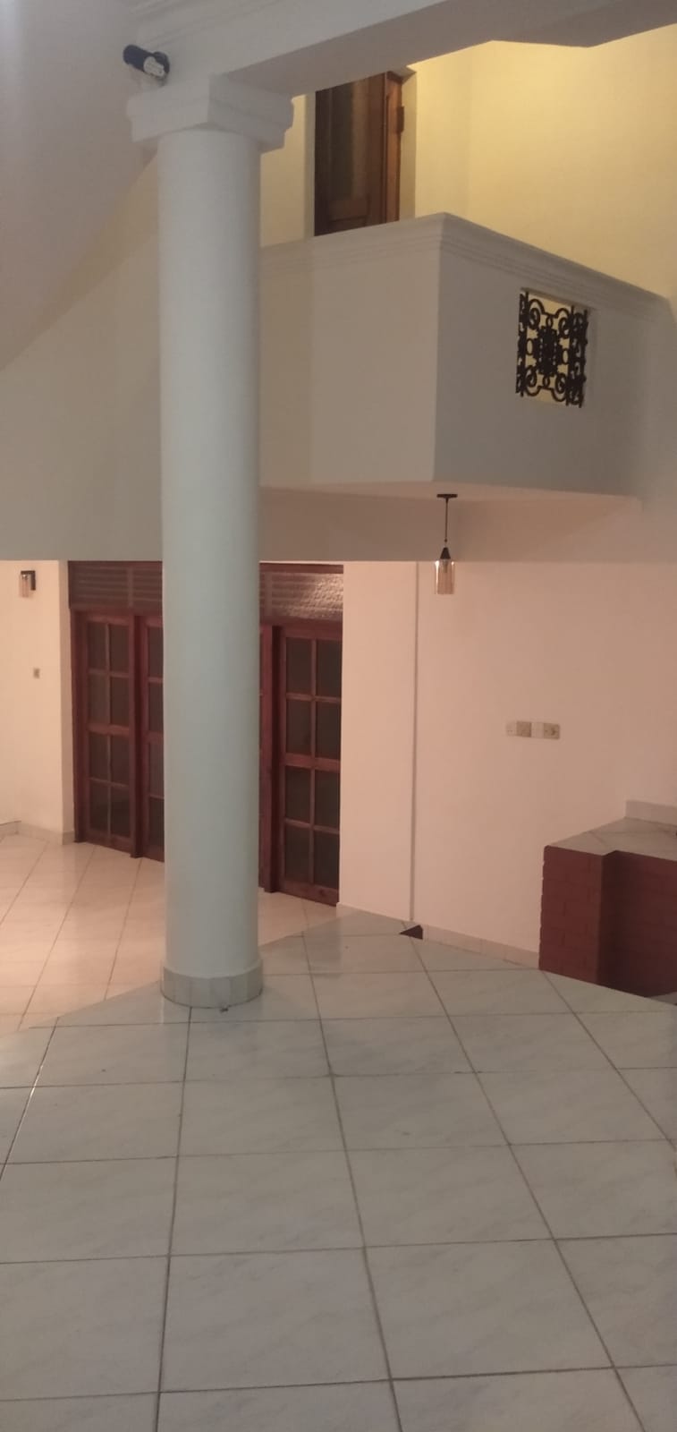 Main road facing House for rent in Robert Gunawardhena Mawatha, Battaramulla.