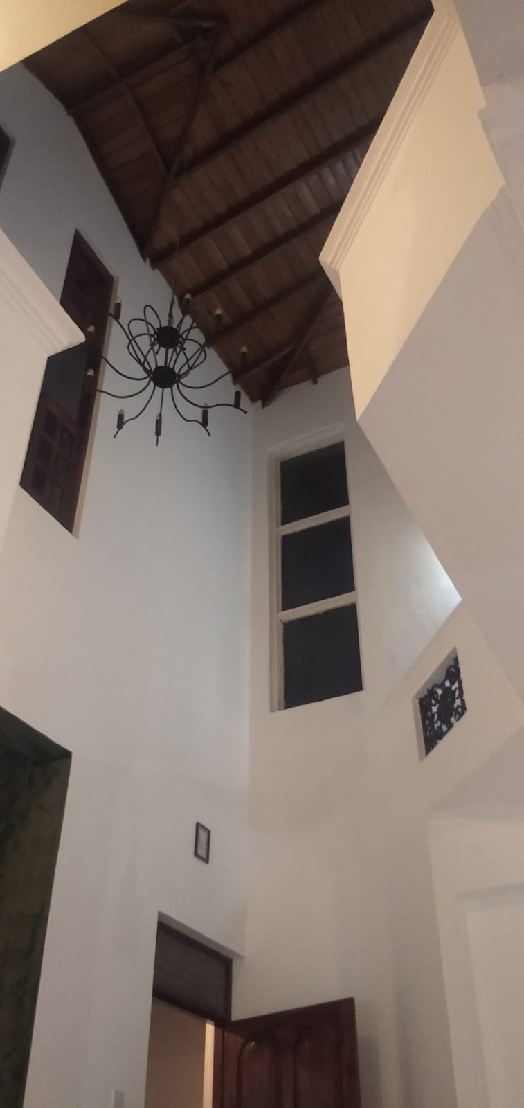 Main road facing House for rent in Robert Gunawardhena Mawatha, Battaramulla.