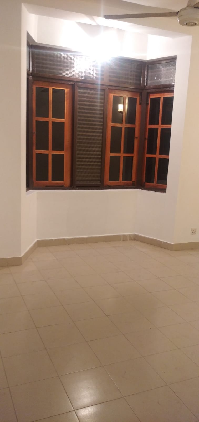 Main road facing House for rent in Robert Gunawardhena Mawatha, Battaramulla.