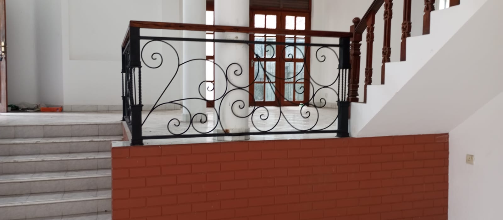 Main road facing House for rent in Robert Gunawardhena Mawatha, Battaramulla.