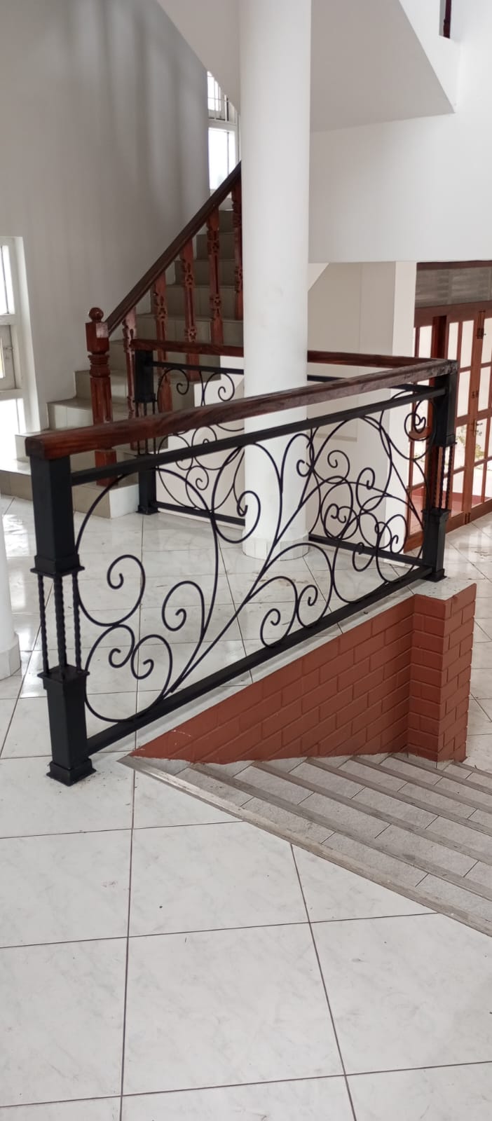 Main road facing House for rent in Robert Gunawardhena Mawatha, Battaramulla.