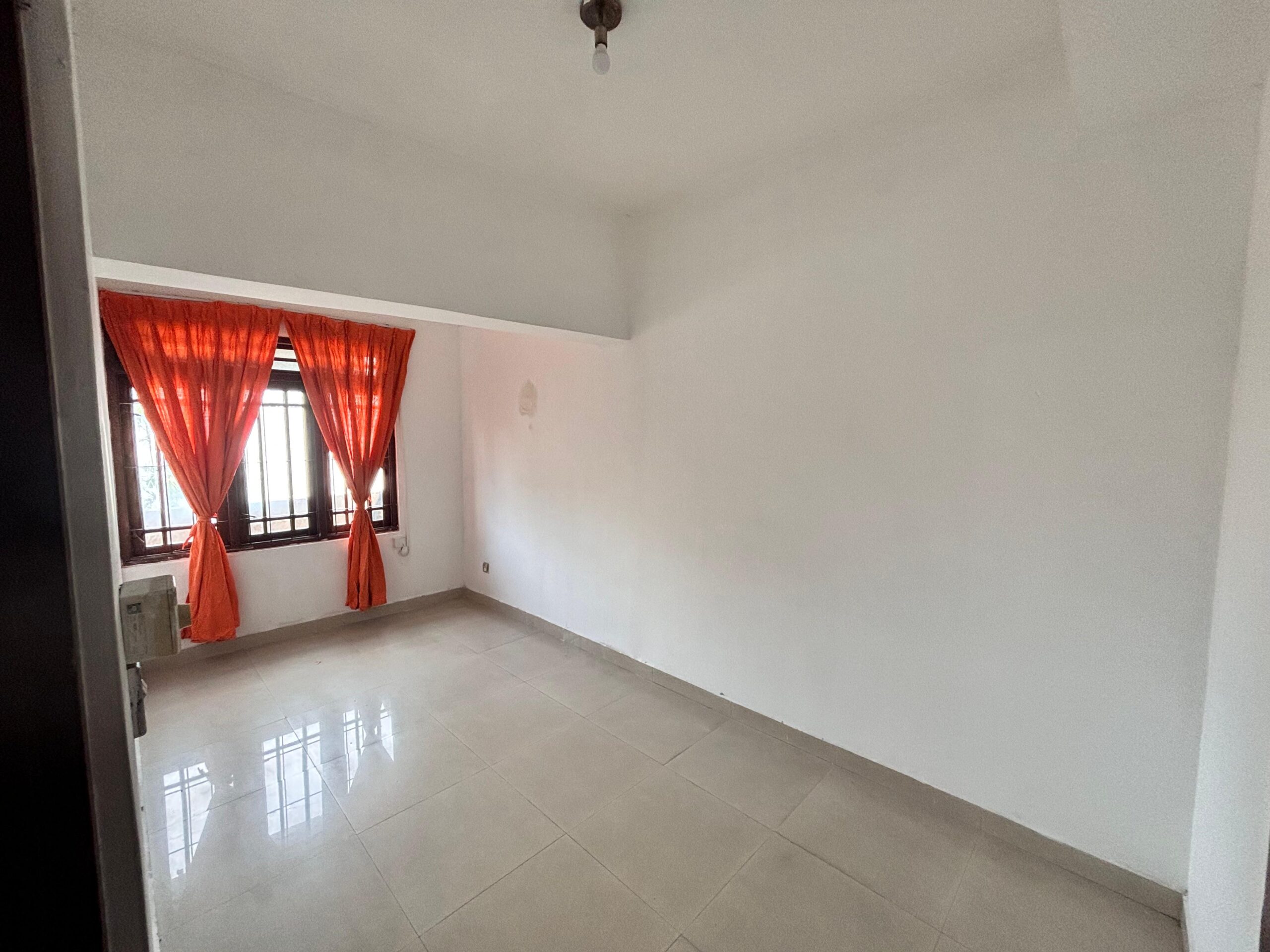 1st Floor unit for rent in Dehiwala (Galle road facing)