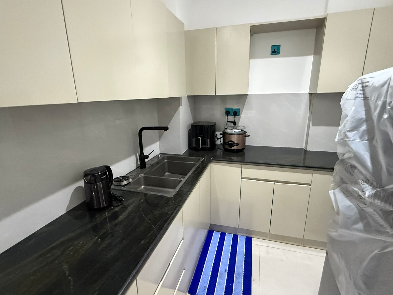 Fully Furnished Apartment for Rent in Coral Plus – Marine Drive, Rigdeway Avenue, Colombo 04.