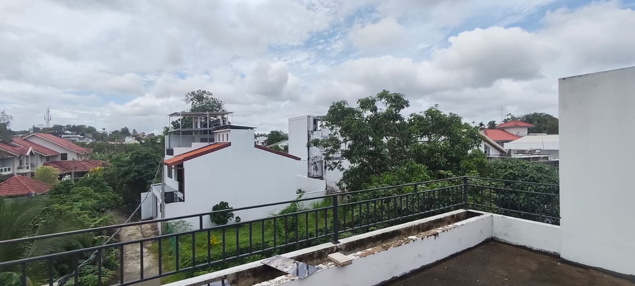 Spacious Family Home for Rent in Thalawathugoda.