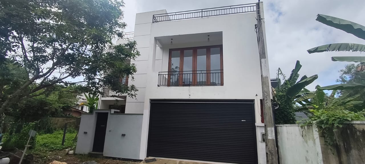 Spacious Family Home for Rent in Thalawathugoda.