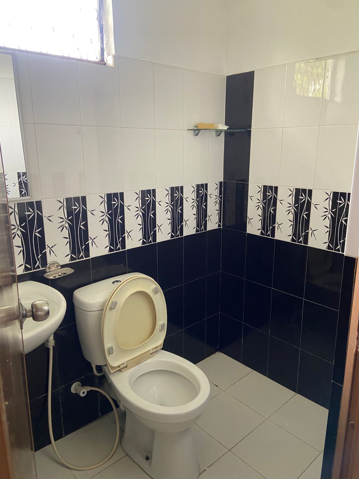 Upper Floor Unit for Rent in Polhengoda Road, Colombo 5