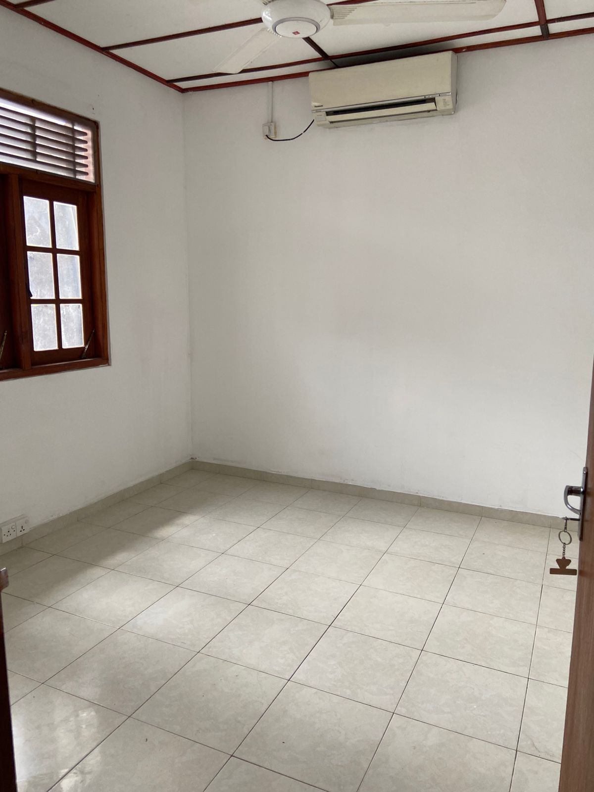 Upper Floor Unit for Rent in Polhengoda Road, Colombo 5