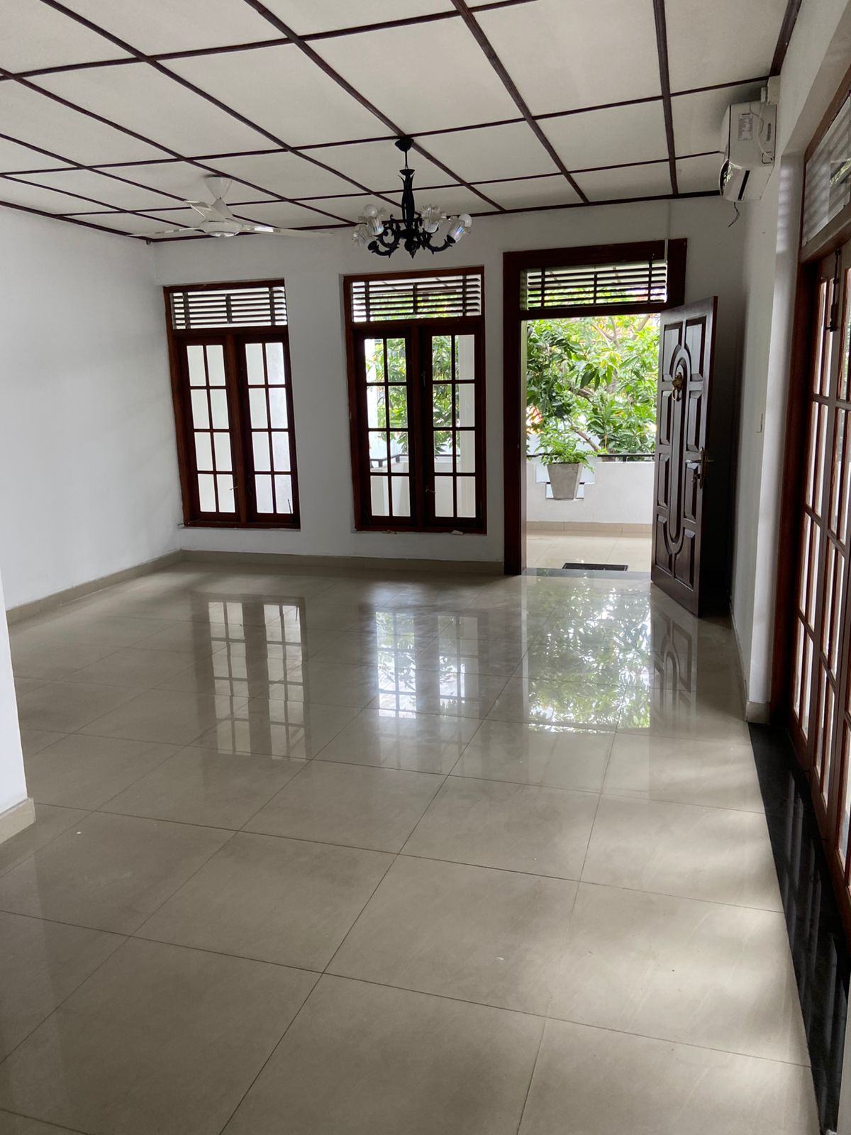 Upper Floor Unit for Rent in Polhengoda Road, Colombo 5