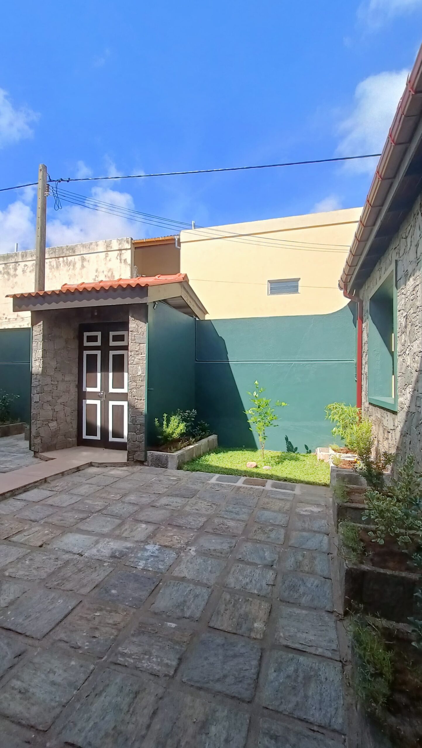 Family Home for Rent In Polhengoda, Colombo 5.