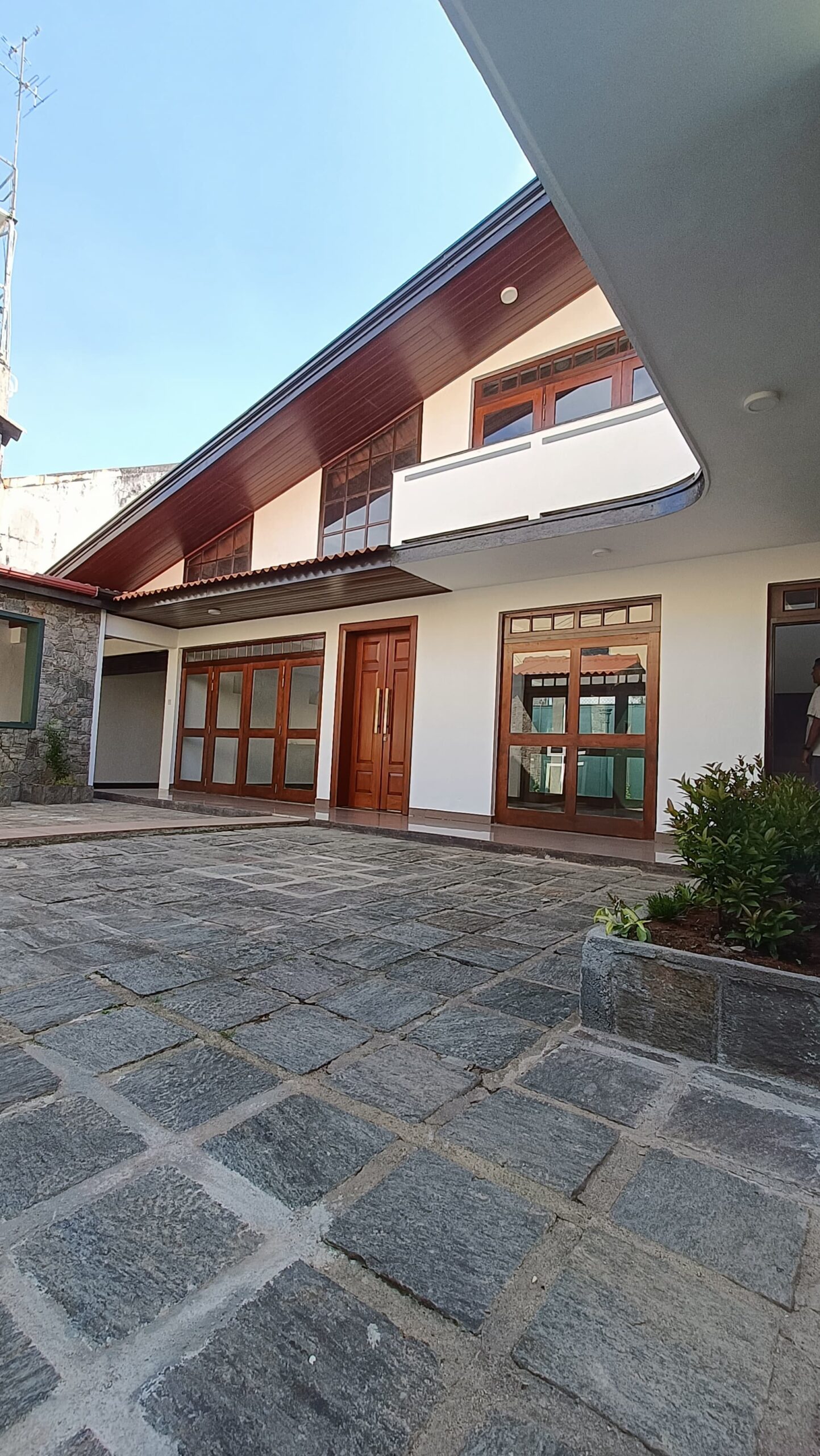 Family Home for Rent In Polhengoda, Colombo 5.