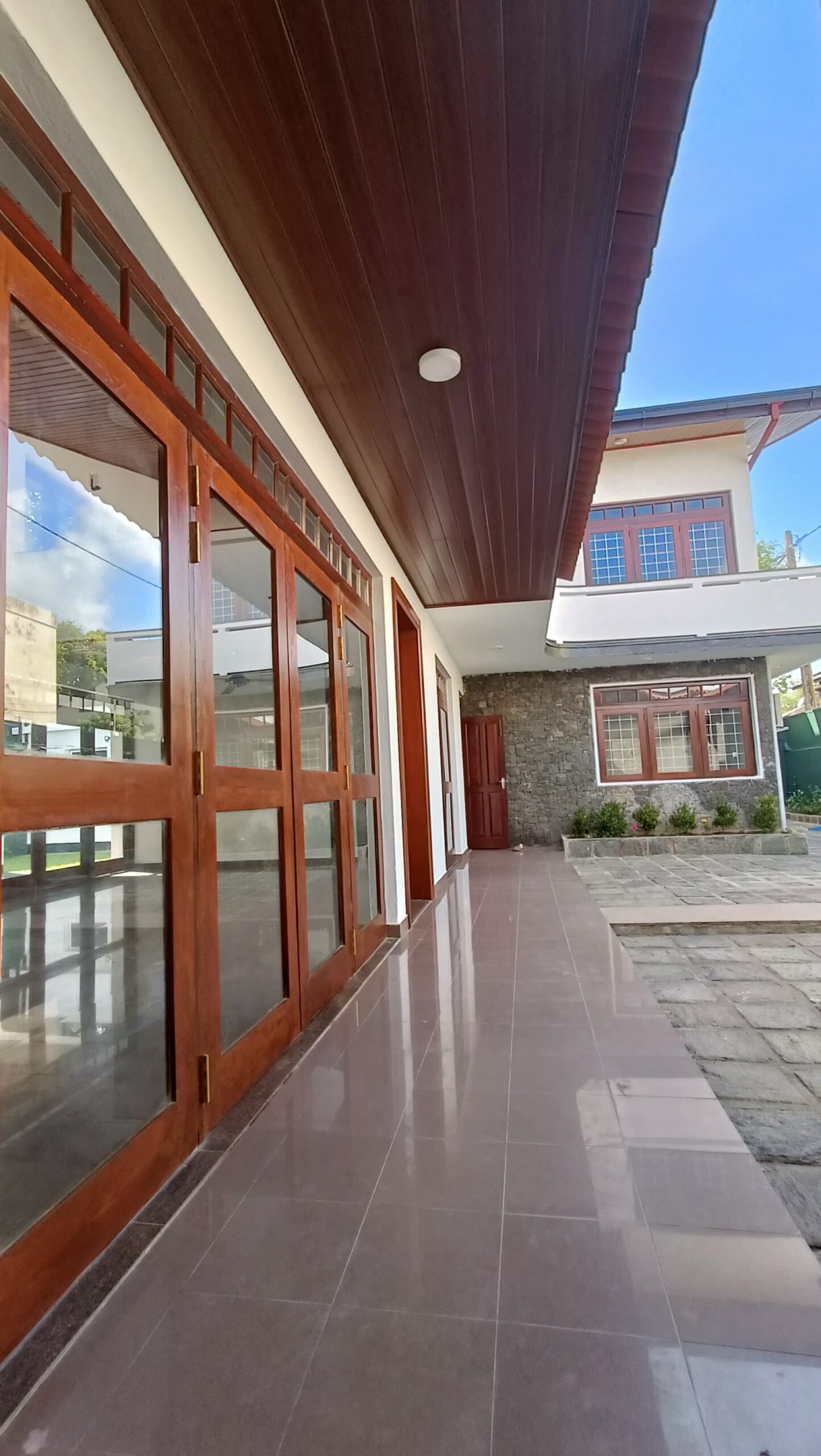 Family Home for Rent In Polhengoda, Colombo 5.